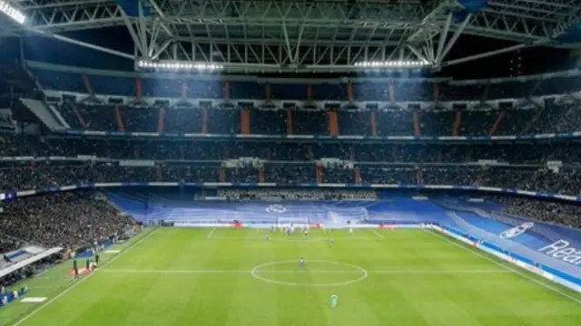 El Bernabéu, con una enorme lona azul durante las obras.