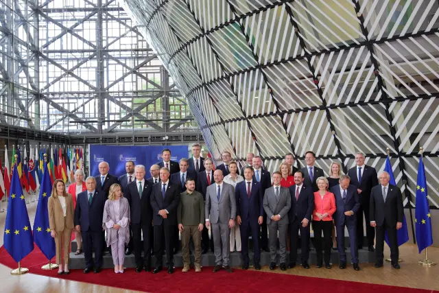 Los líderes de la UE posan para una foto familiar con el presidente de Ucrania, Volodimir Zelensky, en el Consejo Europeo en Bruselas, Bélgica