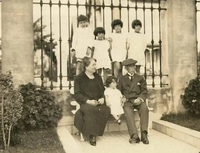 Casimiro Polledo y su esposa y sus nietos ante la gran mansión que remedaba los castillos del Loira.