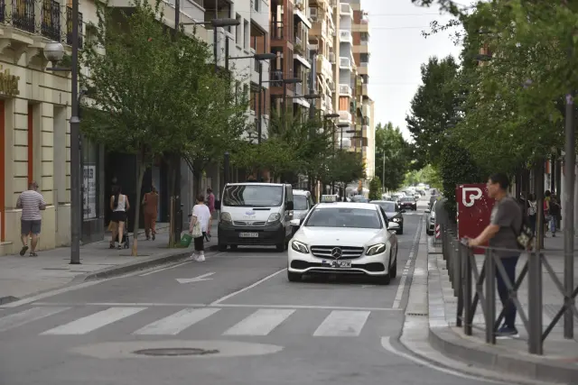 La calle Zaragoza, vista desde la plaza Navarra, será una de las se peatonalicen.