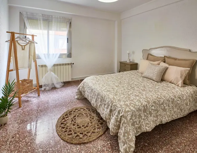 Un dormitorio de una vivienda de Zaragoza, después del 'home staging'.