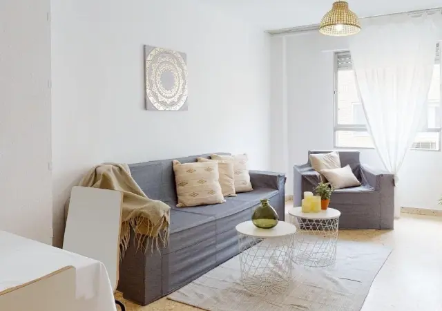 Un salón de una vivienda de Zaragoza, después de aplicar el 'home staging'.