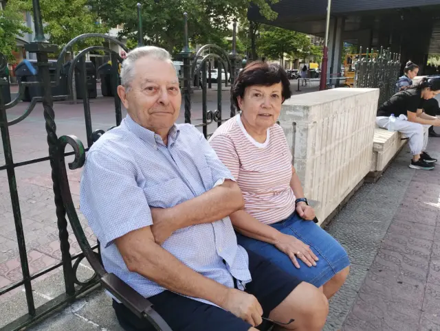 Pilar García y José Luis Millán, el primer día de rebajas de verano de El Corte Inglés.