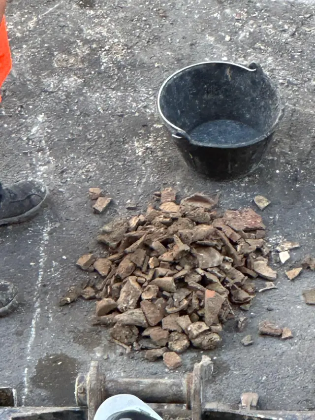 Restos de cerámica encontrados este viernes en la cata arqueológica realizada en el Coso.
