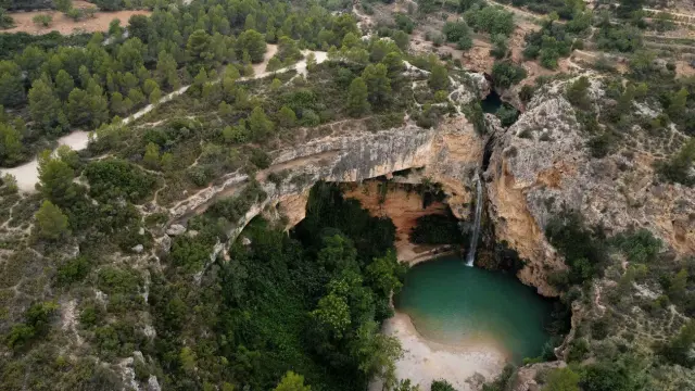 Vista de la Cueva del Turche y la espectacular cascada de 60 metros de altura