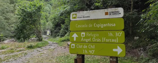 El autobús sube de Eriste a la cascada de Espigantosa, en la ruta al refugio Ángel Orús.