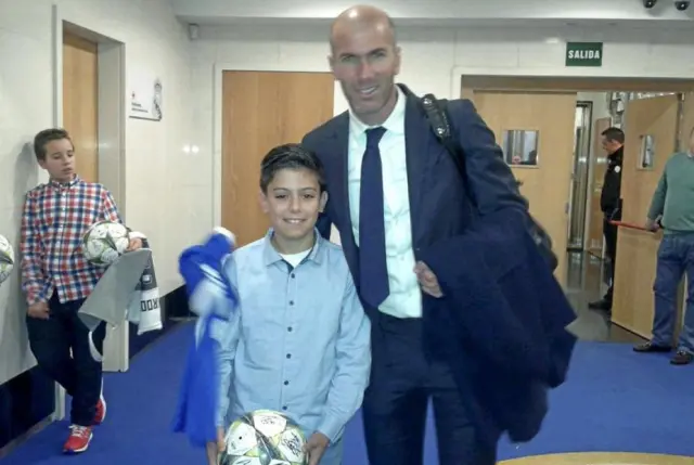 Zinedine junto a Zidane, durante su visita al Santiago Bernabéu.