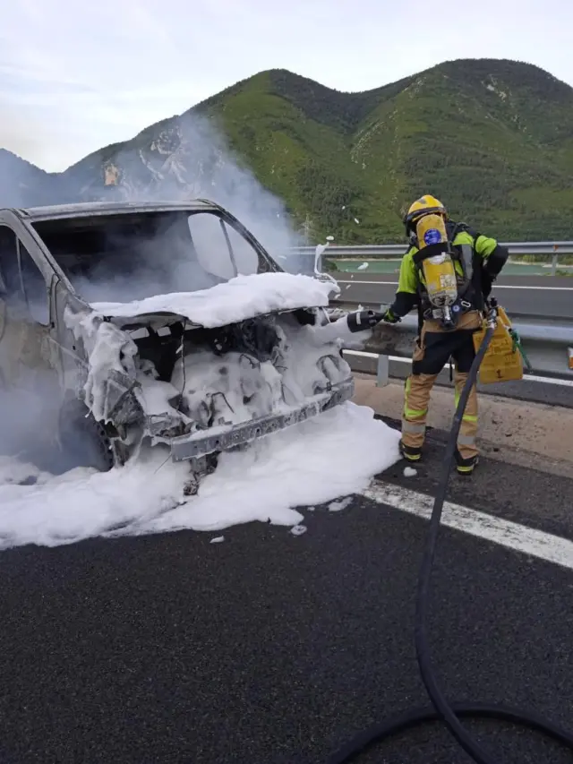 Bomberos del Ayuntamiento de Huesca sofocando el incendio de la furgoneta en Monrepós, en la autovía A-23.