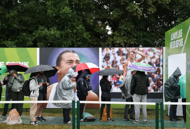 London (United Kingdom), 05/07/2024.- People queue for tickets in the rain ahead of day five of the Wimbledon Championships in London, Britain, 05 July 2024. (Tenis, Reino Unido, Londres) EFE/EPA/ADAM VAUGHAN
