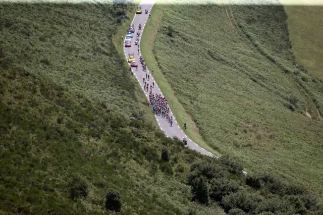 El pelotón cruzando el Col d’Aspin en 2018. "El Tour de Francia ha despertado a la montaña. La ha transformado de nuevo en un lugar para conquistar", afirma Christian Laborde.