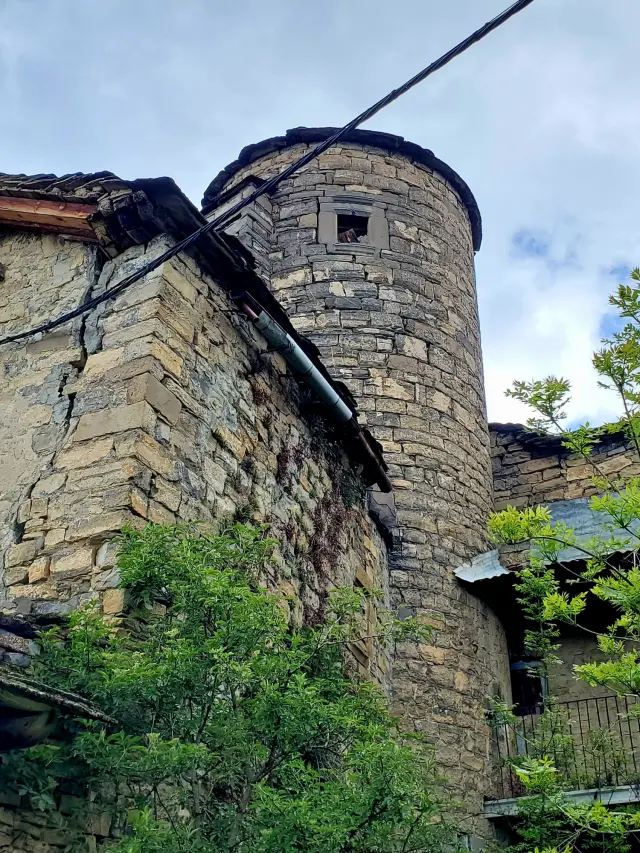 Las grietas son evidentes en el torreón fortificado.
