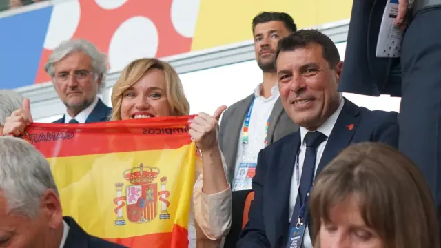Pilar Alegría, con la bandera de España.