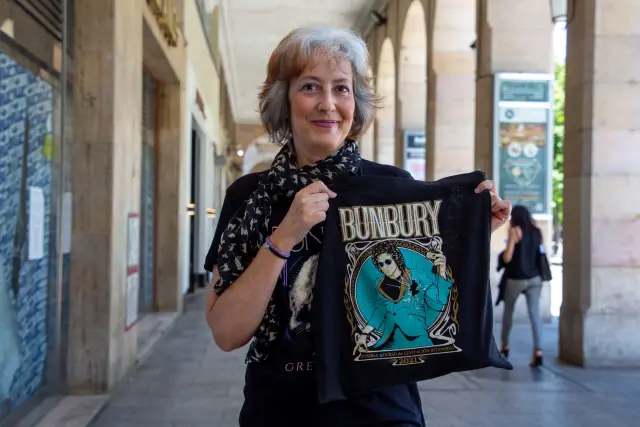 Marian Celma posa con la camiseta y el bolso de Bunbury.