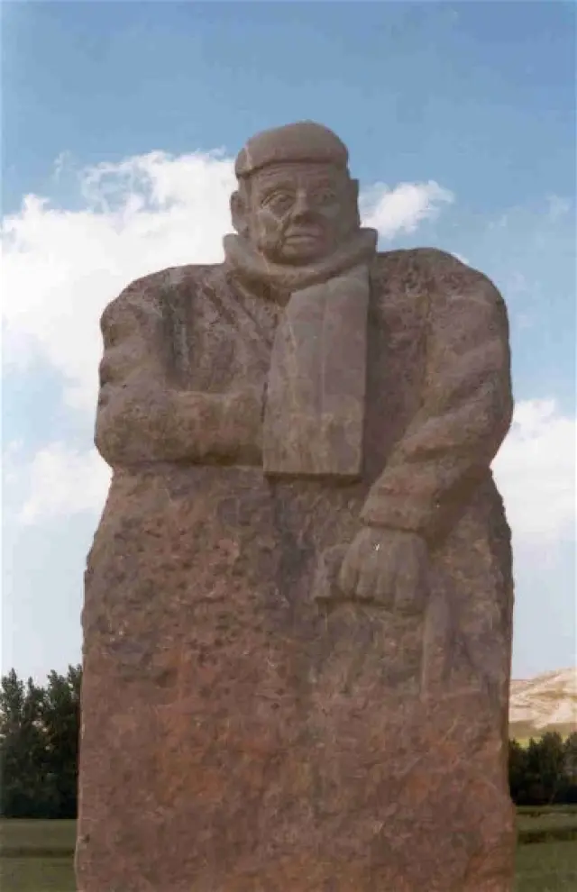'El Abuelo', una de sus esculturas más rotundas y hermosas, que hizo para el Parque Escultórico de Hinojosa de Jarque (Teruel).