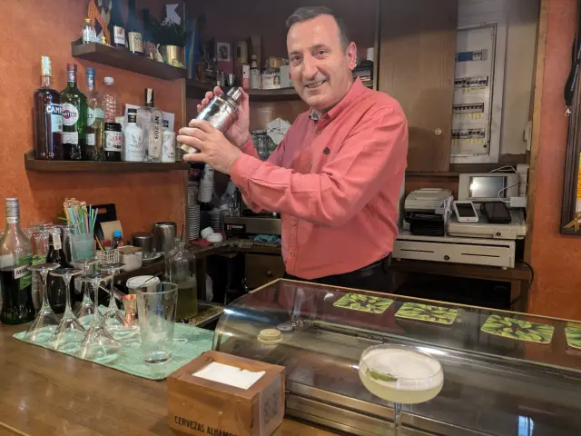 Adolfo Sesé, de la cafetería Duquesa, preparando el cóctel ganador del concurso del Festival de Cine de Huesca.