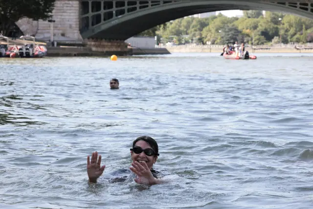 Paris (France), 17/07/2024.- Paris Mayor Anne Hidalgo swims in the Seine to demonstrate that the river is clean enough to host the outdoor swimming events at Paris 2024 Olympic Games, in Paris, France, 17 July 2024. Despite an investment of 1.4 billion euros ($1.5 billion) to prevent sewage leaks into the waterway, the Seine has been causing suspense in the run-up to the opening of the Paris Games on 26 July, after repeatedly failing water quality tests. According to the Paris city hall on 12 July, the Seine has been clean enough for swimming for most of the past 12 days. (Francia) EFE/EPA/JOEL SAGET / POOL MAXPPP OUT
