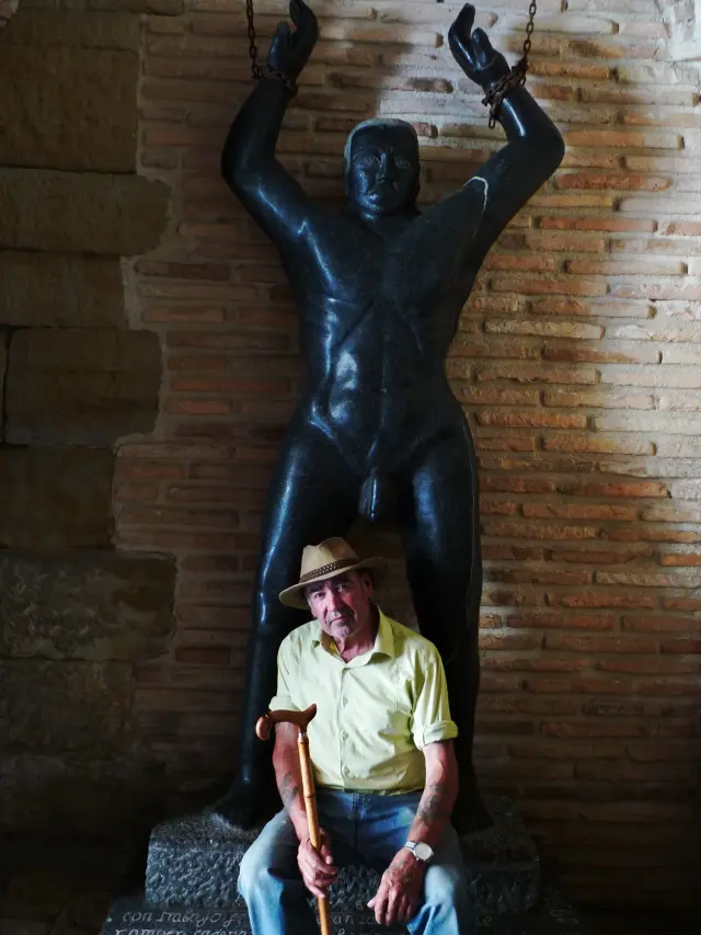 Juan Fontecha también realizó escultura monumental y al lado del Museo Aquagraria ha colocado algunas de sus piezas de gran formato.