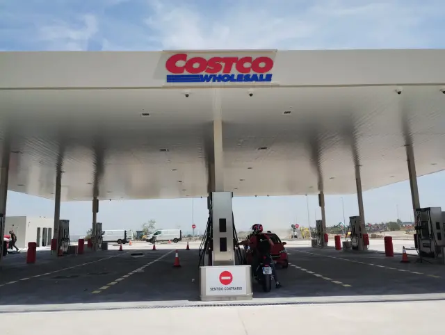 Gasolinera de la cadena Costco en Zaragoza.