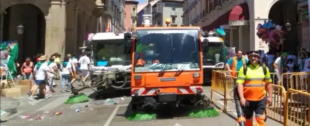 Operativo de limpieza en el centro de Huesca durante las fiestas de San Lorenzo.