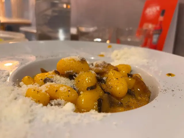 Receta de ñoquis con crema de mascarpone, pistachos y grana padano.