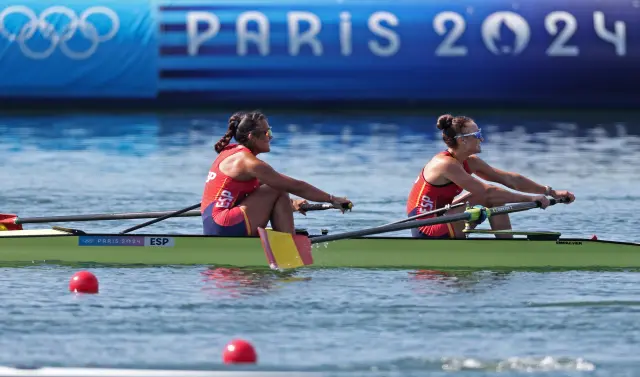Vaires-sur-marne (France), 28/07/2024.- Aina Cid and Esther Briz Zamorano of Spain compete in the Women Pair heats race of the Rowing competitions in the Paris 2024 Olympic Games, at the Vaires-sur-Marne Nautical Stadium in Vaires-sur-Marne, France, 28 July 2024. (Francia, España) EFE/EPA/ALI HAIDER