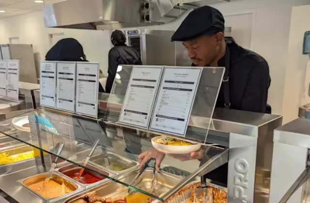 Zona para comer en la villa olímpica de París.