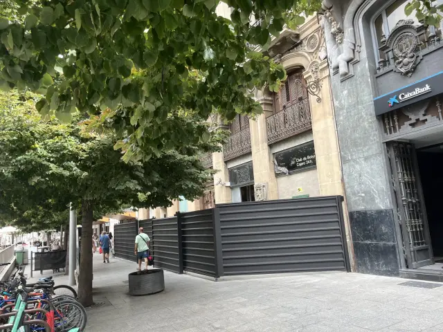 La nueva valla que fue colocada en la entrada del edificio hace escasas semanas.