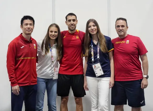 La Princesa Leonor y la Infanta Sofía con Álvaro Robles tras el partido tenis mesa durante los Juegos Olímpicos a 30 de Julio de 2024 en París (España)...PRINCESA LEONOR;INFANTA SOFÍA;JUEGOS OLIMPICOS..Casa de S.M. el Rey..30/07/2024 [[[EP]]]