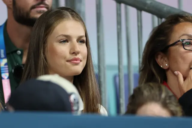 PARÍS, 30/07/2024.- La princesa de Asturias, Leonor de Borbón , entre los espectadores del partido de tenis de mesa masculino de los Juegos Olímpicos de París 2024 que disputa el español Álvaro Robles contra el brasileño Hugo Calderón este martes en París, Francia. EFE/ Miguel Gutiérrez
