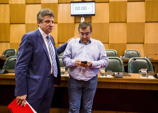 Alberto Casañal Pina (d), en su época como concejal de Ciudadanos en el Ayuntamiento de Zaragoza.