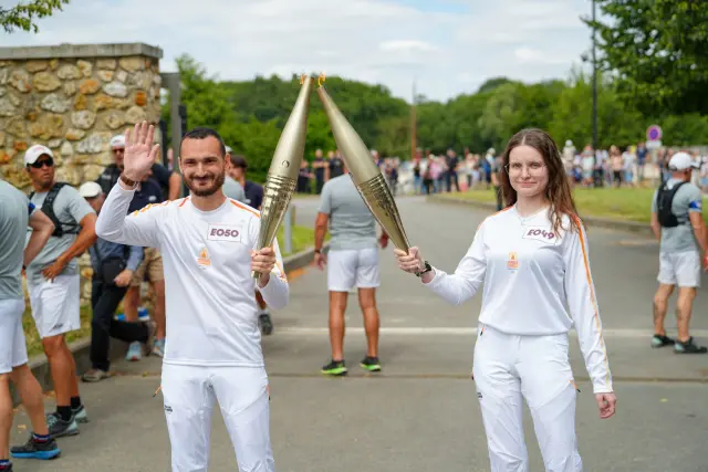 La oscense Rebeca Lou, dando el relevo de la antorcha de los Juegos Olímpicos de París 2024.