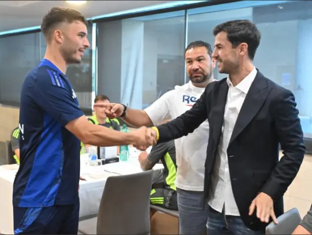 Juan Carlos Cordero le presenta a Fernando López al capitán Lluís López en el inicio de la cena de este jueves.