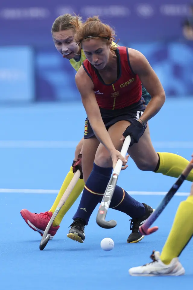 COLOMBES, 03/08/2024.- La jugadora española Begoña  García (c) durante su partido de hockey hierba femenino de los Juegos Olímpicos de París 2024 disputado contra Australia este sábado en Colombes. EFE/ Miguel Gutiérrez
