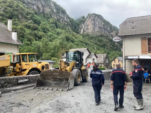 Trabajos de limpieza en el valle del Aspe, en Francia, donde se ha hundido un tramo de la RN-134 que ha cortado el paso a España por Somport.