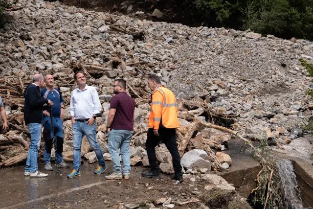 Visita del consejero Roberto Bermúdez de Castro a la A-139 para ver la avalancha que ha cortado el acceso a Llanos del Hospital de Benasque.