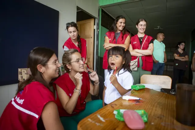 La experiencia de doce mujeres solidarias en Costa Rica: "Los niños no  sonríen, sientes que les falta cariño y empatía"