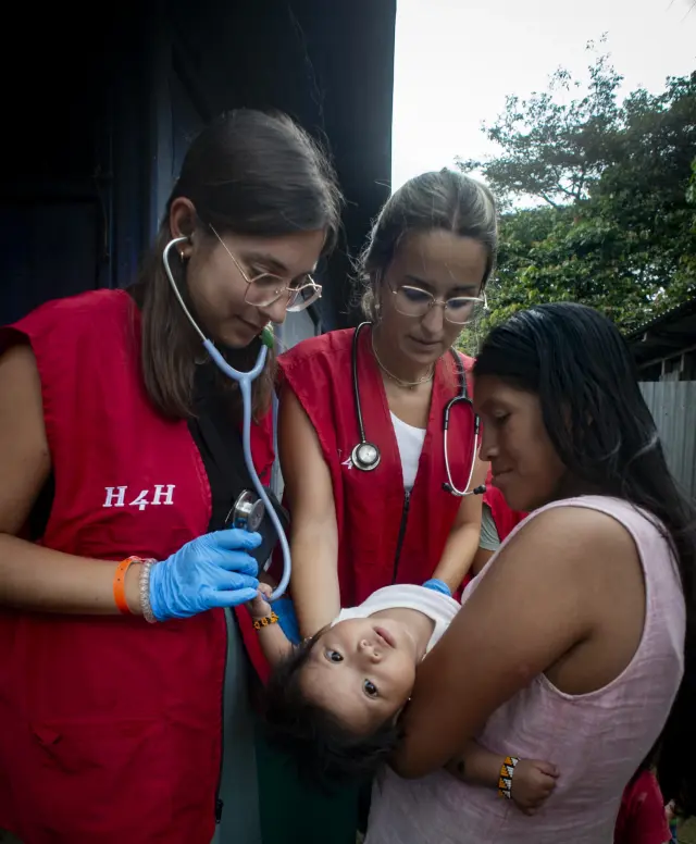 Las doctoras Marina Brasó y Natalia Martínez, voluntarias en Costa Rica, atienden al hijo de una indígena.