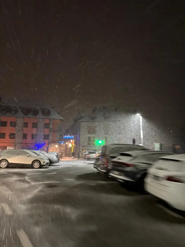 Pasadas las 19.00 nevaba en las calles de Benasque