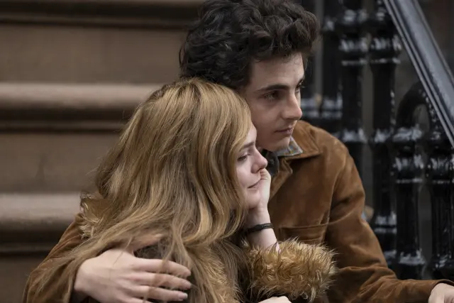  'A Complete Unknown', un película sobre un personaje real, en este caso Bob Dylan, en la que Timothée Chalamet se transforma en el icónico cantautor cuando apenas tenía 19 años, estaba recién llegado a Nueva York e inicia un triángulo amoroso con Joan Baez (Monica Barbaro) y Sylvie Russo (Elle Fanning)