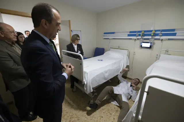 El consejero de Sanidad ha conocido el sistema de detección de caídas implantado en el hospital San Juan de Dios. 