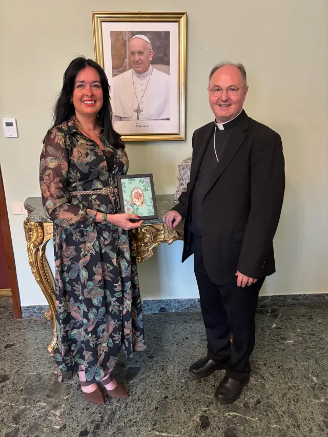 Lorena Orduna con el secretario del Dicasterio de la Cultura y la Educación del Vaticano, monseñor Carlo María Polvani.