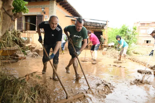 Vecinos de Azuara trabajan este domingo para limpiar el pueblo tras las inundaciones causadas por las tormentas