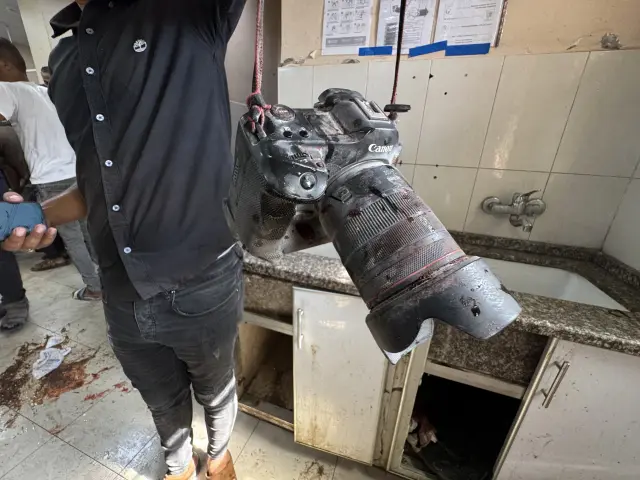 Una de las cámaras de un periodista alcanzado en el ataque al hospital Nasser de Gaza