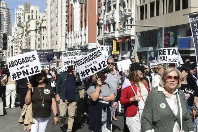 Protesta de mutualistas de toda España en Madrid por la pasarela al RETA, este sábado.