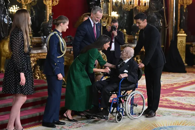 La reina Letizia saluda al escritor Álvaro Pombo (d) durante la recepción en el Palacio Real de Madrid con motivo de la Fiesta Nacional este domingo.