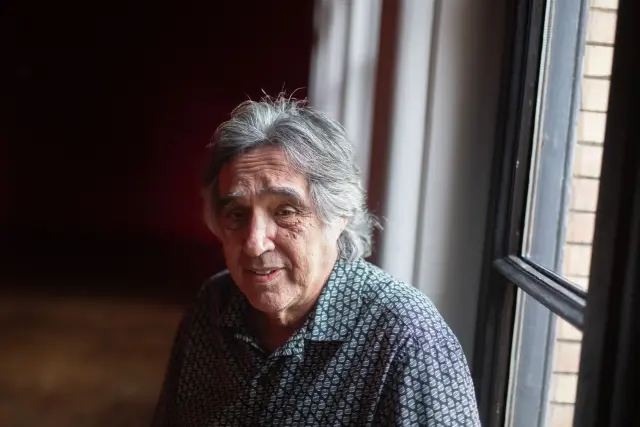 Agustín Díaz Yanes estuvo en Zaragoza, en el Paraninfo, en el ciclo 'La buena estrella' y habló de su película 'Un fantasma en la batalla'.