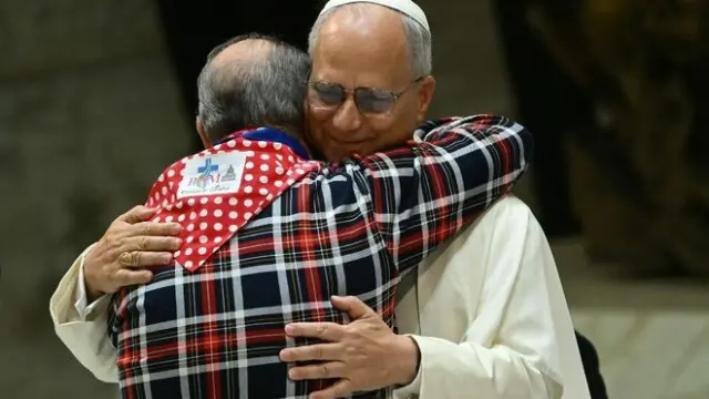 Rafaelo abraza a León XIV.