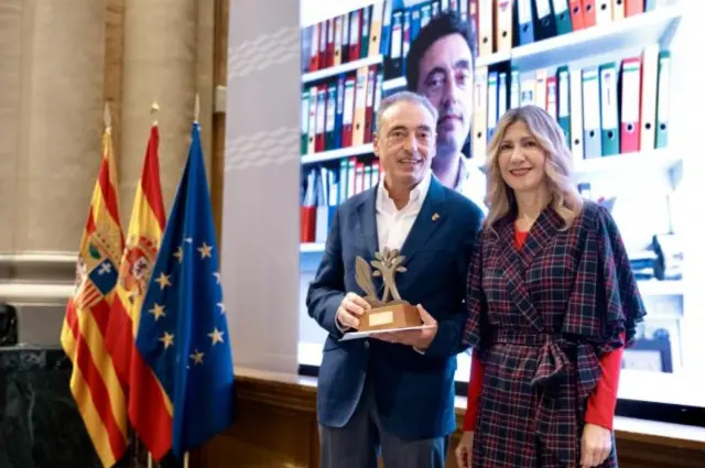 Carlos Martín recibe el Premio Aragón Salud 2025 de manos de la vicepresidenta del Gobierno de Aragón, Mar Vaquero.