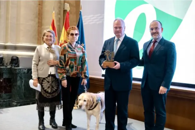 El Teléfono de la Esperanza recibe el Premio Aragón Salud a la equidad de manos del director general de Salud Mental, Manuel Corbera.
