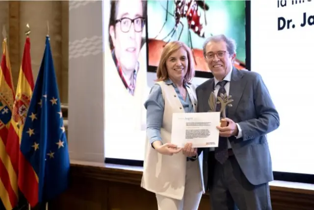 Javier Lucientes Curdi recibe el Premio Aragón Salud a la promoción del conocimiento, la información y comunicación de manos de la directora general de Salud Pública, Nuria Gayán.